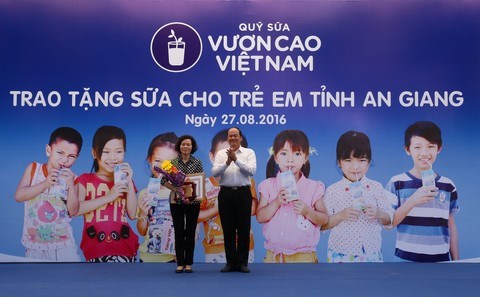 Vinamilk v&#224; Quỹ sữa Vươn cao Việt Nam trao tặng 111.000 ly sữa cho hơn 1.200 trẻ em  tỉnh An Giang - Ảnh 2