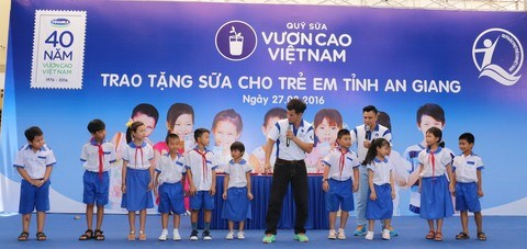 Vinamilk v&#224; Quỹ sữa Vươn cao Việt Nam trao tặng 111.000 ly sữa cho hơn 1.200 trẻ em  tỉnh An Giang - Ảnh 4