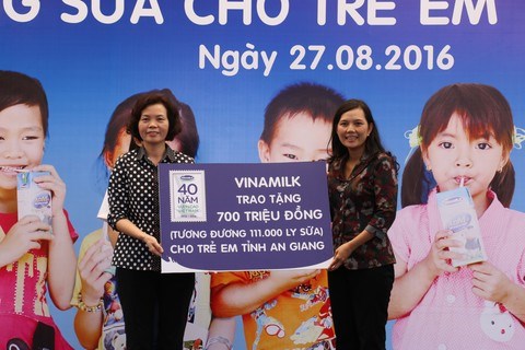 Vinamilk v&#224; Quỹ sữa Vươn cao Việt Nam trao tặng 111.000 ly sữa cho hơn 1.200 trẻ em  tỉnh An Giang - Ảnh 5