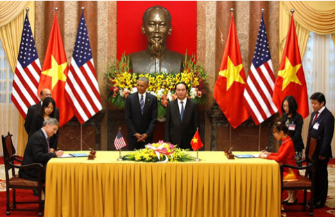  Chủ tịch kiêm CEO hãng Boeing Commercial Airplanes Ray Corner và CEO VietJet Nguyễn Thị Phương Thảo ký hợp đồng mua 100 máy bay Boeing B737 MAX 200 