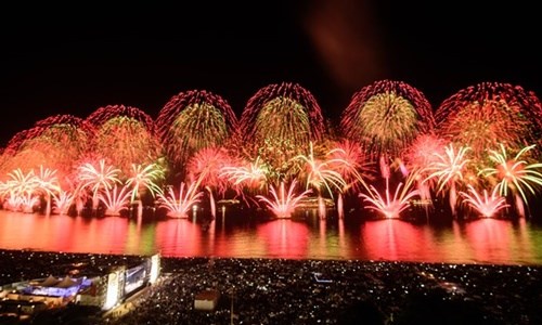 Hàng triệu người xem pháo hoa ở bãi biển Copacabana, thành phố Rio de Janeiro, Brazil hôm 1/1/2016. Ảnh: AFP