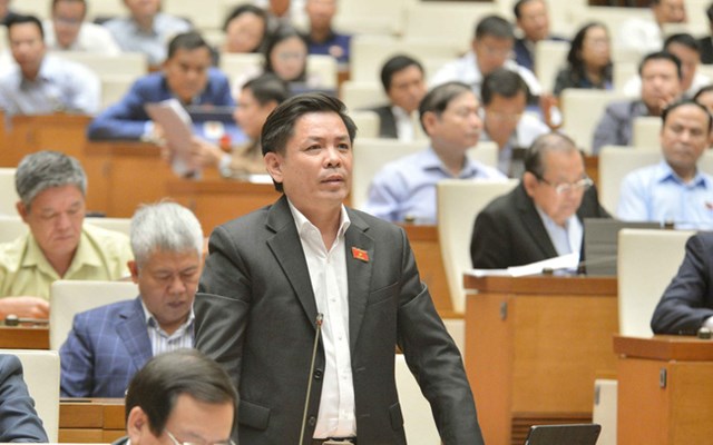 Bộ trưởng Giao th&ocirc;ng vận tải Nguyễn Văn Thể trả lời chất vấn. Ảnh: Quốc hội. &nbsp;
