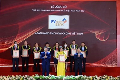 B&agrave; Nguyễn Thị Nga - Đại diện Ban Điều h&agrave;nh PVcomBank nhận giải thưởng từ Ban Tổ chức &nbsp;