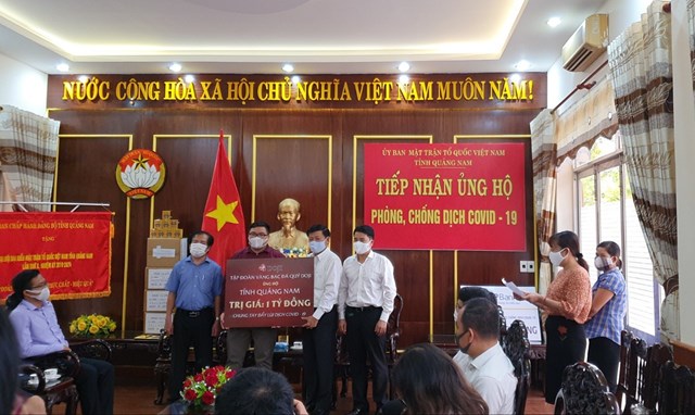 Đại diện&nbsp;UBND Tỉnh Quảng Nam nhận ủng hộ của Tập đo&agrave;n VBĐQ DOJI trị gi&aacute; 1 tỷ đồng. &nbsp;