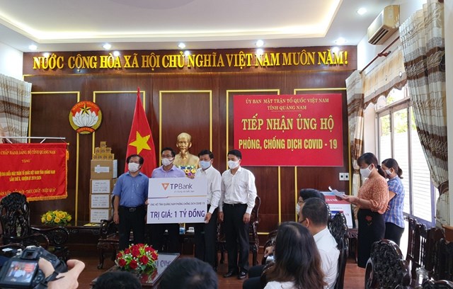 Đại diện UBND Tỉnh Quảng Nam nhận ủng hộ của Ng&acirc;n h&agrave;ng Ti&ecirc;n Phong (TP Bank) trị gi&aacute; 1 tỷ đồng. &nbsp;