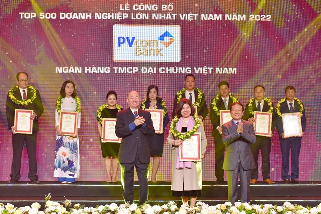 B&agrave; Nguyễn Thị Nga, Gi&aacute;m đốc Ng&acirc;n h&agrave;ng số PVcomBank nhận chứng nhận Top 500 Doanh nghiệp lớn nhất Việt Nam năm 2022