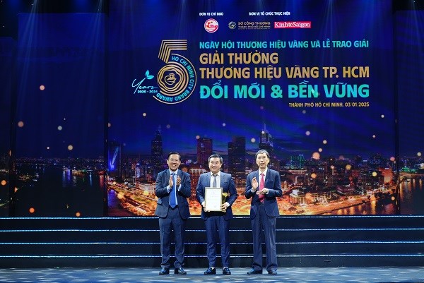 &Ocirc;ng Đỗ Thanh Tuấn, Gi&aacute;m đốc Đối ngoại Vinamilk, (giữa) nhận vinh danh Thương hiệu V&agrave;ng 2024