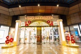 Vincom Center Landmark 81 với decor hoa trạng nguy&ecirc;n, tiền v&agrave;ng rực rỡ l&agrave; điểm hẹn &ldquo;sống ảo&rdquo; y&ecirc;u th&iacute;ch của gia đ&igrave;nh