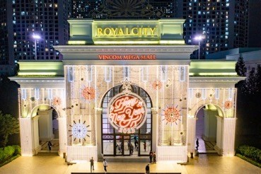 Vincom Mega Mall Royal City với trang tr&iacute; cổng v&agrave;ng tr&aacute;ng lệ, rực rỡ