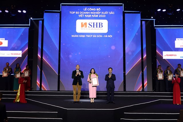 Đại diện ng&acirc;n h&agrave;ng SHB trong khoảnh khắc vinh danh&nbsp;Top 50 doanh nghiệp xuất sắc nhất Việt Nam 2023
