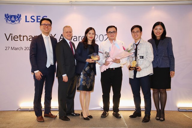 B&agrave; Vũ Thị Mỹ Hạnh (đứng giữa)&ndash; Gi&aacute;m đốc cao cấp thị trường tại ch&iacute;nh Techcombank nhận giải thưởng từ đại diện LSEG