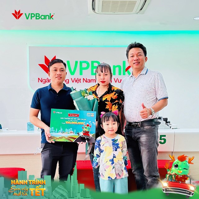 KH Nguyễn Thị Kim Yến nhận giải thưởng sổ tiết kiệm &nbsp;
