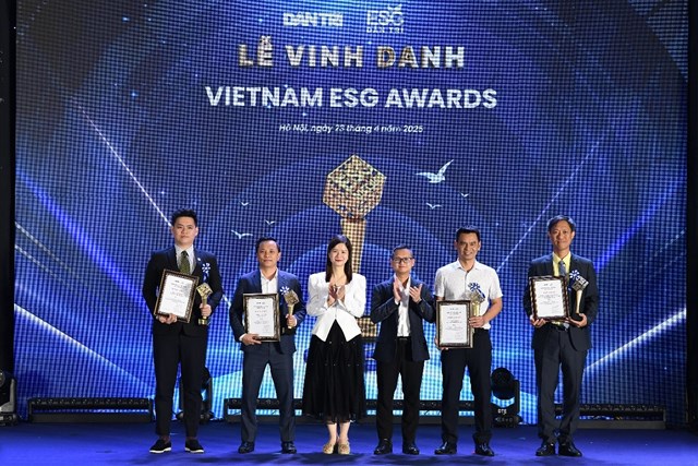&Ocirc;ng L&ecirc; Sỹ Nguy&ecirc;n (thứ 2 từ tr&aacute;i qua)- Ph&oacute; Tổng gi&aacute;m đốc kinh doanh Eurowindow- đại diện Doanh nghiệp l&ecirc;n nhận vinh danh Vietnam ESG Awards 2024 &nbsp;