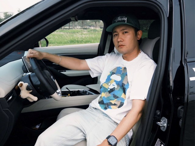 Anh Huy nhận định VF 7 c&oacute; cảm gi&aacute;c đ&aacute;nh l&aacute;i ch&iacute;nh x&aacute;c, v&ocirc;-lăng nhẹ, dễ sử dụng. &nbsp;