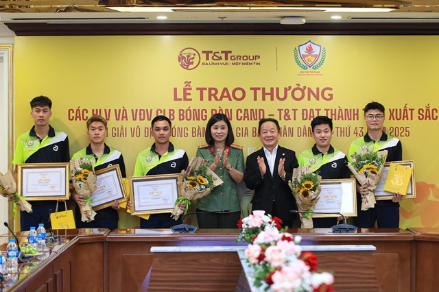 &Ocirc;ng Đỗ Quang Hiển, Nh&agrave; s&aacute;ng lập, Chủ tịch Điều h&agrave;nh Tập đo&agrave;n T&amp;T Group v&agrave; Đại t&aacute; Nguyễn Thị Th&uacute;y Thanh, Ph&oacute; Cục trưởng Cục C&ocirc;ng t&aacute;c Đảng v&agrave; c&ocirc;ng t&aacute;c ch&iacute;nh trị (Bộ C&ocirc;ng an), Ph&oacute; Chủ tịch ki&ecirc;m Tổng thư k&yacute; Hiệp hội Thể thao CAND Việt Nam trao thưởng cho c&aacute;c VĐV xuất sắc gi&agrave;nh HCV
