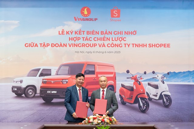 &Ocirc;ng L&ecirc; Khắc Hiệp, Ph&oacute; Chủ tịch Tập đo&agrave;n Vingroup v&agrave; &ocirc;ng Trần Tuấn Anh, Gi&aacute;m đốc điều h&agrave;nh Shopee Việt Nam tại lễ k&yacute;