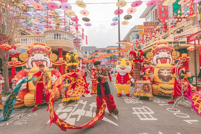 Kh&ocirc;ng kh&iacute; s&ocirc;i động tại phố thương mại Little Hong Kong khiến nhiều du kh&aacute;ch m&ecirc; mẩn &nbsp;