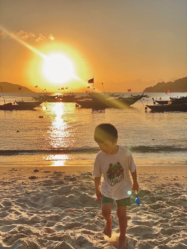 Bỏ H&#224; Nội v&#224;o Đ&#224; Nẵng sống v&#236; m&#234; biển, &quot;đưa con đi học bằng m&#225;y bay&quot;, 2 năm sau gia đ&#236;nh &#226;n hận một điều - Ảnh 4