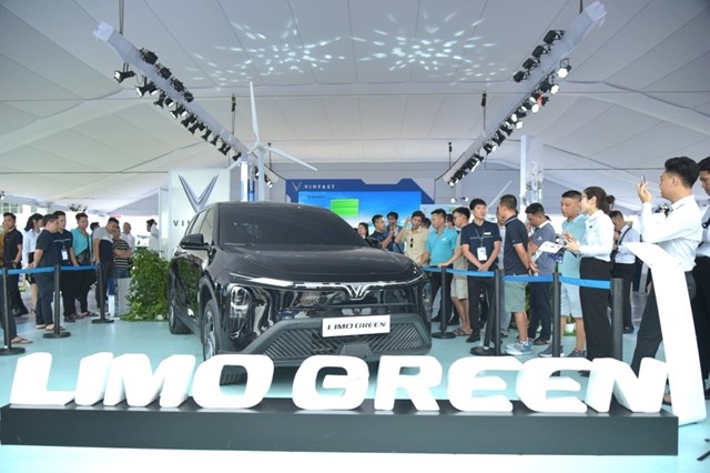 VinFast Limo Green khiến kh&#225;ch Việt m&#234; mẩn tại sự kiện “Thu xăng - Đổi điện” - Ảnh 1