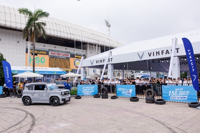 VinFast Limo Green khiến kh&#225;ch Việt m&#234; mẩn tại sự kiện “Thu xăng - Đổi điện” - Ảnh 6