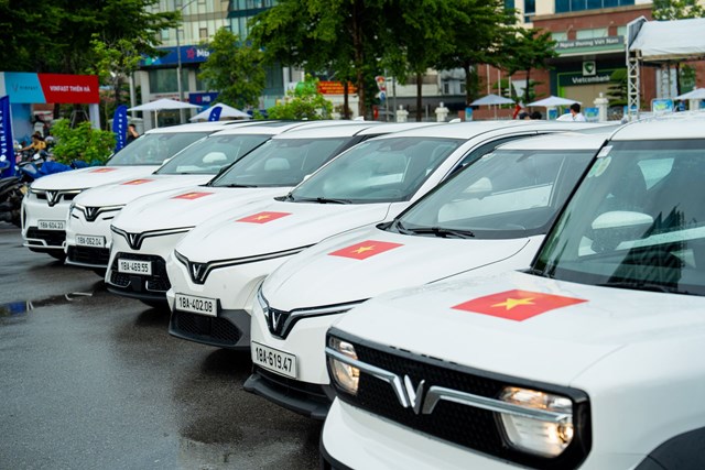 Vinfast tặng 100.000 bộ Decal quốc kỳ - Mừng 80 năm Quốc kh&#225;nh  - Ảnh 2