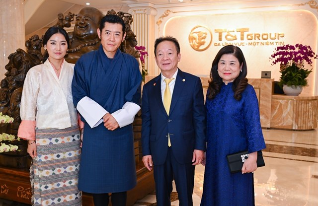 Quốc vương Bhutan c&ugrave;ng Ho&agrave;ng hậu đến thăm Tập đo&agrave;n T&amp;T Group.