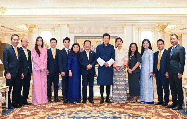 Quốc vương Bhutan c&ugrave;ng Ho&agrave;ng hậu chụp ảnh lưu niệm c&ugrave;ng l&atilde;nh đạo Tập đo&agrave;n T&amp;T Group v&agrave; Ng&acirc;n h&agrave;ng SHB