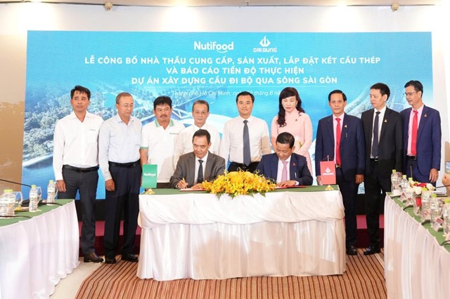 Cầu đi bộ qua s&ocirc;ng S&agrave;i G&ograve;n c&oacute; vị tr&iacute; rất đặc biệt, kh&ocirc;ng chỉ c&oacute; nghĩa về kiến tr&uacute;c, về cảnh quan nằm m&agrave; c&ograve;n nằm ngay tại khu vực trung t&acirc;m