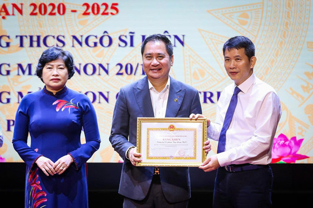 &Ocirc;ng Mai Xu&acirc;n Sơn, Tổng Gi&aacute;m đốc T&amp;T Group thay mặt Tập đo&agrave;n nhận bằng khen tại sự kiện