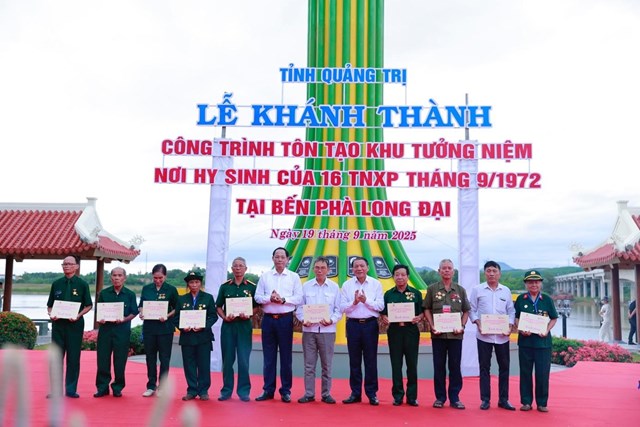 Ph&oacute; Chủ tịch Quốc hội Trần Quang Phương v&agrave; Bộ trưởng Bộ Văn h&oacute;a-Thể thao v&agrave; Du lịch Nguyễn Văn H&ugrave;ng tặng qu&agrave; cho c&aacute;c cựu TNXP