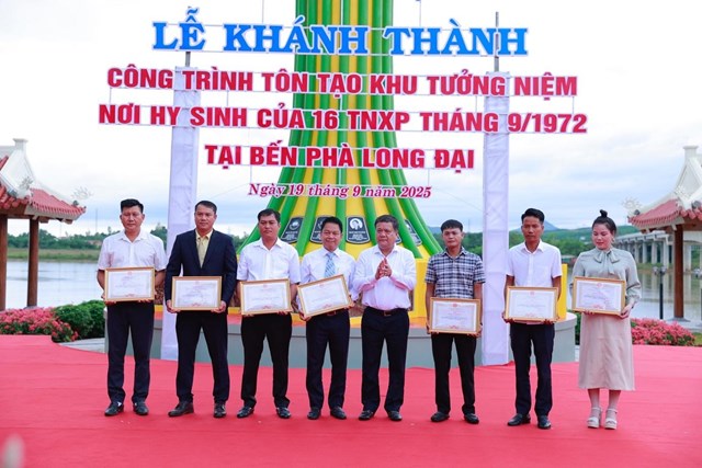 &Ocirc;ng Nguyễn Ngọc Nghị (thứ 4 từ b&ecirc;n tr&aacute;i qua) thay mặt Tập đo&agrave;n T&amp;T Group nhận Bằng khen của Chủ tịch UBND tỉnh Quảng Trị.
