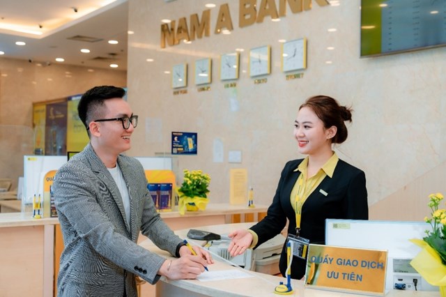 Kh&aacute;ch h&agrave;ng giao dịch tại Nam A Bank &nbsp;