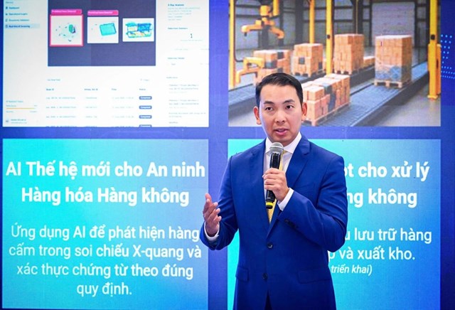 Tiến sĩ Yap Kwong Weng, CEO Việt Nam SuperPort&trade; tr&igrave;nh b&agrave;y những giải ph&aacute;p đổi mới s&aacute;ng tạo tại &ldquo;si&ecirc;u cảng&rdquo; ICD Vĩnh Ph&uacute;c &ndash; Việt Nam SuperPortTM