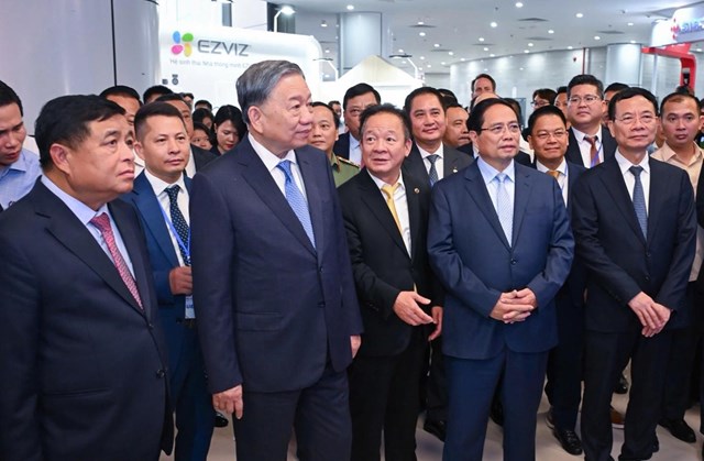 Tổng B&iacute; thư T&ocirc; L&acirc;m, Thủ tướng Phạm Minh Ch&iacute;nh c&ugrave;ng c&aacute;c l&atilde;nh đạo c&aacute;c Bộ, ng&agrave;nh thăm quan gian trưng b&agrave;y của T&amp;T Group tại sự kiện.