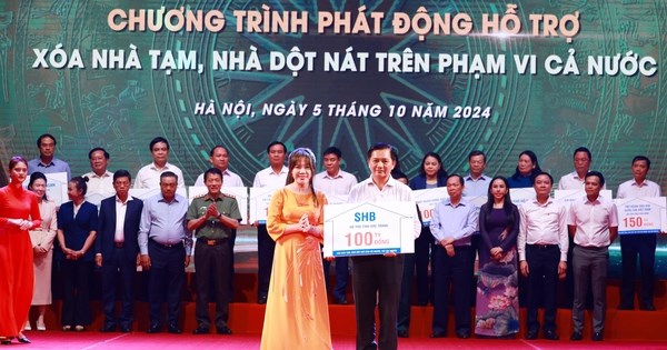 B&agrave; Ninh Thị Lan Phương &ndash; Ph&oacute; Tổng Gi&aacute;m đốc SHB đại diện Ng&acirc;n h&agrave;ng trao tặng 100 tỷ đồng cho tỉnh S&oacute;c Trăng