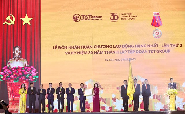 T&amp;T Group ba lần vinh dự đ&oacute;n nhận Hu&acirc;n chương Lao động hạng Nhất do Đảng, Nh&agrave; nước trao tặng.