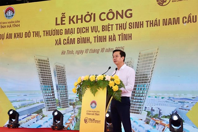 &Ocirc;ng Trần B&aacute;u H&agrave;, Ph&oacute; Chủ tịch UBND tỉnh H&agrave; Tĩnh ph&aacute;t biểu tại lễ khởi c&ocirc;ng