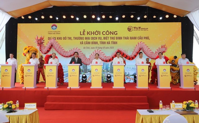 C&aacute;c đại biểu thực hiện nghi lễ bấm n&uacute;t khởi c&ocirc;ng dự &aacute;n