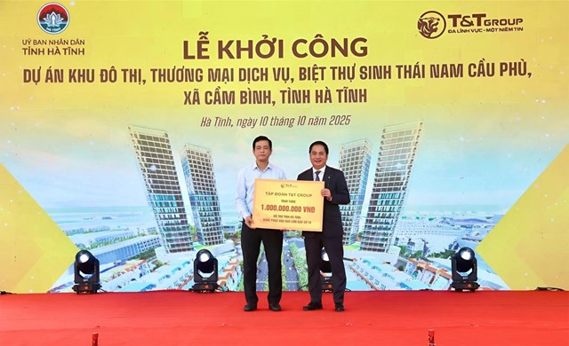 Tập đo&agrave;n T&amp;T Group trao ủng hộ 1 tỷ đồng tới Ủy ban Mặt trận Tổ quốc tỉnh H&agrave; Tĩnh để địa phương khắc phục hậu quả thi&ecirc;n tai do cơn b&atilde;o số 10 g&acirc;y ra