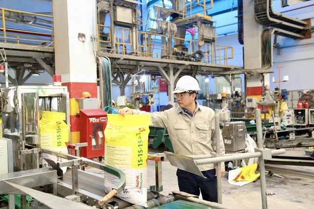 Những bao ph&acirc;n NPK đầu ti&ecirc;n xuất xưởng mang theo nguồn dinh dưỡng cho c&acirc;y trồng v&agrave; lời cam kết bền vững với b&agrave; con n&ocirc;ng d&acirc;n. &nbsp;