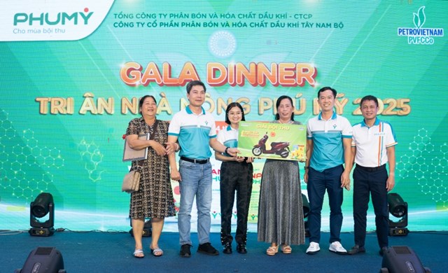 Kh&aacute;ch h&agrave;ng của Ph&uacute; Mỹ tr&uacute;ng xe m&aacute;y trong phần quay số may mắn tại đ&ecirc;m Gala Dinner. &nbsp;