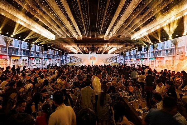 M&agrave;n h&igrave;nh LED panorama tạo điểm nhấn thị gi&aacute;c cho kh&ocirc;ng gian lễ mở b&aacute;n