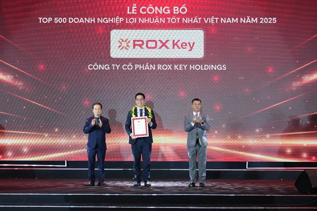 Tổng Giám đốc ROX Key Nguyễn Văn Hiệp lên nhận giải Profit500 Tổng Giám đốc ROX Key Nguyễn Văn Hiệp lên nhận giải Profit500