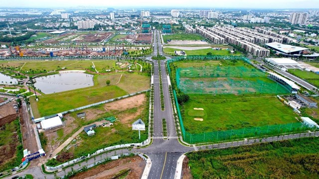 Với vận tốc thiết kế 60km/h và nền đường rộng 60m, khi toàn bộ tuyến đường Liên Phường vận hành, người dân sẽ di chuyển thuận lợi hơn khi vào trung tâm TP - Ảnh: Hiếu Giang Với vận tốc thiết kế 60km/h và nền đường rộng 60m, khi toàn bộ tuyến đường Liên Phường vận hành, người dân sẽ di chuyển thuận lợi hơn khi vào trung tâm TP - Ảnh: Hiếu Giang