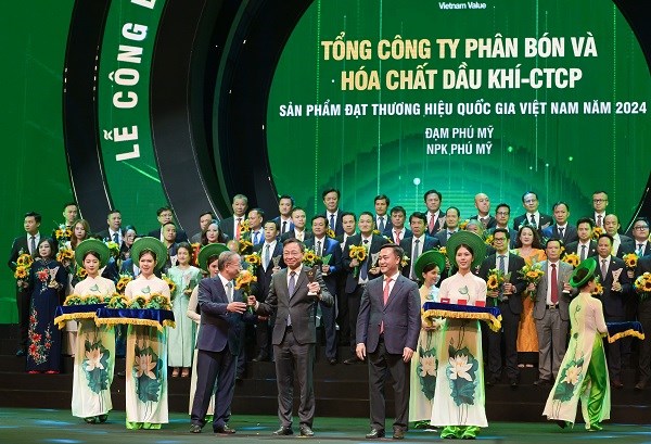 &Ocirc;ng Phan C&ocirc;ng Th&agrave;nh - Tổng gi&aacute;m đốc PVFCCo nhận biểu trưng Thương hiệu Quốc gia 2024