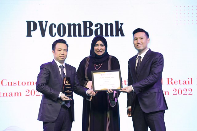 &Ocirc;ng Đặng Tuấn T&uacute; &ndash; PGĐ Khối Vận h&agrave;nh v&agrave; &ocirc;ng Nguyễn Quang Trung &ndash; PGĐ Khối Kh&aacute;ch h&agrave;ng C&aacute; nh&acirc;n, đại diện PVcomBank nhận hai giải thưởng từ IBM trong lễ trao giải tại Dubai