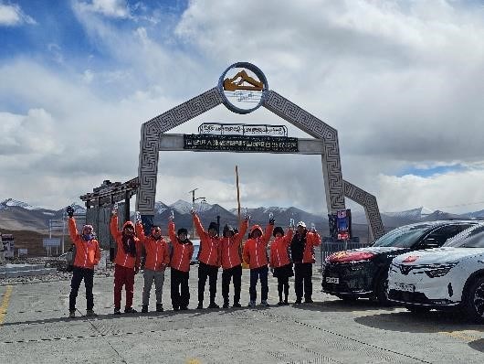 Điểm dừng ch&acirc;n cao nhất trong h&agrave;nh tr&igrave;nh của đo&agrave;n l&agrave; Trại căn cứ Everest (Everest Base Camp). &nbsp;