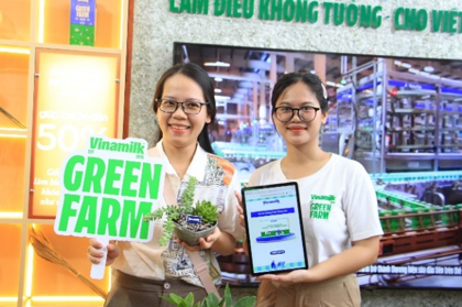 Đặc biệt, Vinamilk tặng nhiều qu&agrave; &ldquo;khủng&rdquo; cho kh&aacute;ch tham gia, bao gồm c&aacute;c v&eacute; đi tham quan trang trại Vinamilk Green Farm. Đ&atilde; c&oacute; 30 v&eacute; được trao tặng thay v&igrave; 20 v&eacute; như kế hoạch ban đầu, do hoạt động n&agrave;y nhận được sự ủng hộ từ hơn 200 lượt kh&aacute;ch tham gia.