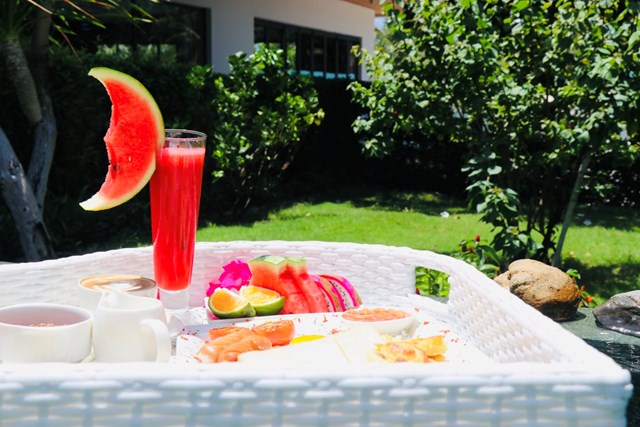 Một tiệc floating breakfast b&ecirc;n hồ bơi miễn ph&iacute; sẽ được tặng khi kh&aacute;ch đặt ph&ograve;ng Villa tại Cam Ranh Riviera.