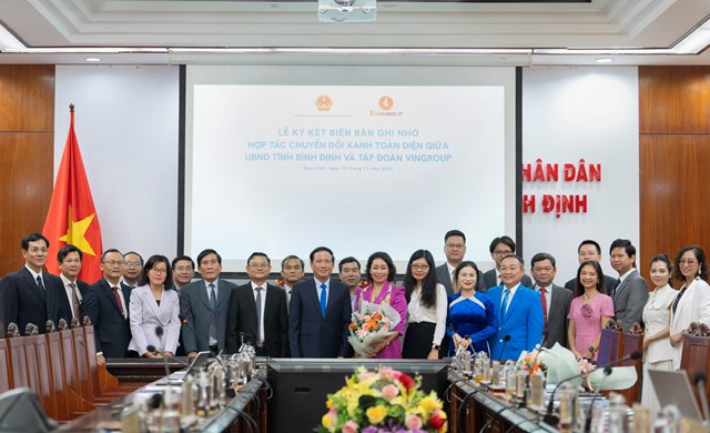 &Ocirc;ng Phạm Anh Tuấn - Chủ tịch UBND tỉnh B&igrave;nh Định v&agrave; b&agrave; L&ecirc; Thị Thu Thủy - Ph&oacute; Chủ tịch Tập đo&agrave;n Vingroup tại lễ k&yacute; kết